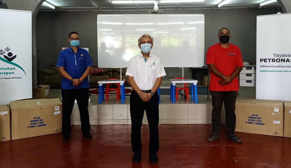 Yayasan PETRONAS Aids Families Affected by Floods in Johor