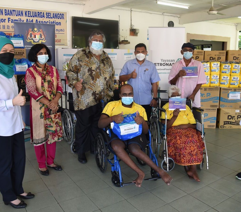 Yayasan PETRONAS Brings Festive Cheer to Old Folks Homes, Welfare Centres Ahead of DeepavaliNur Hamimi is a pizza vendor who was able to double her income through PETRONAS’ entrepreneurship programme. She now hopes to own a food truck.Yayasan PETRONAS Brings Festive Cheer to Old Folks Homes, Welfare Centres Ahead of Deepavali