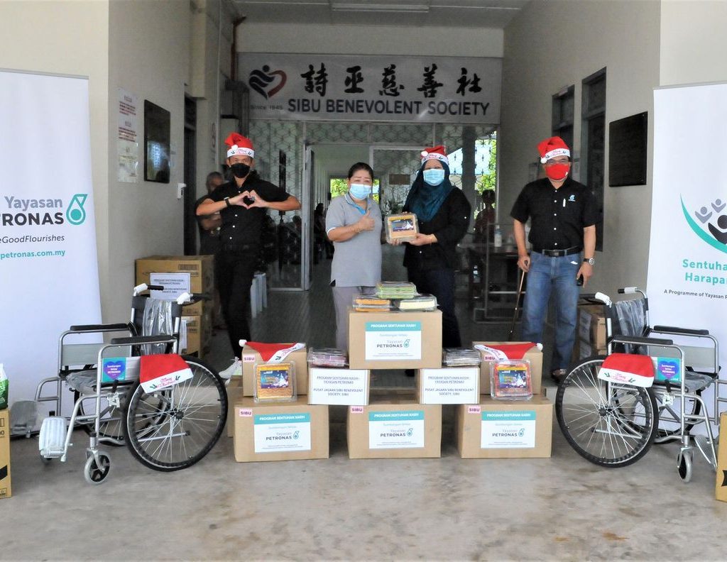 Yayasan PETRONAS Delivers Care and Festive Gift Packs to Deserving Communities across Malaysia