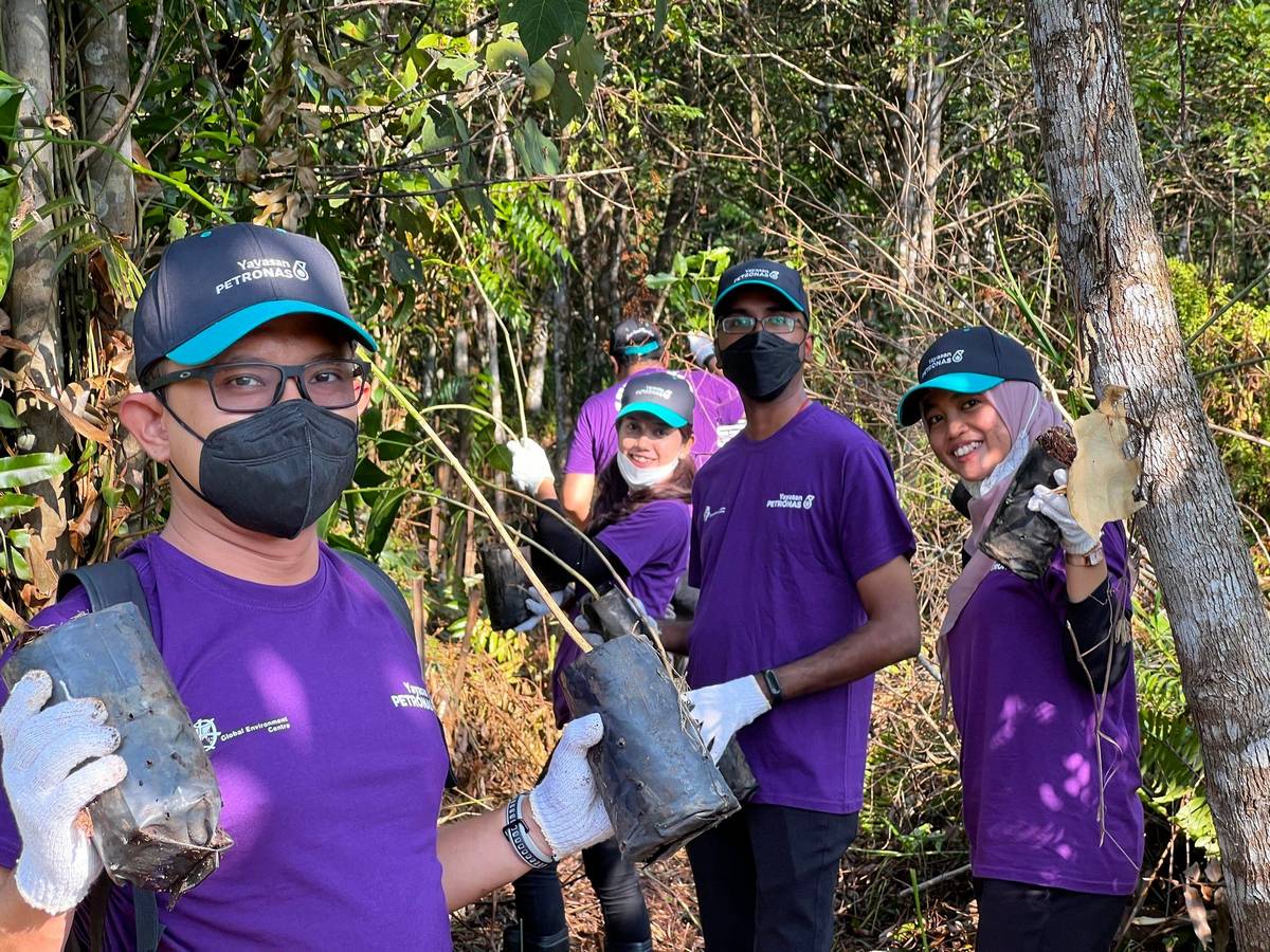 Nizam M. Nasir (front) who won third place in the Walk4Trees challenge, recorded 27 million steps, equivalent to walking from Johor Bharu, Malaysia to Beijing, China.