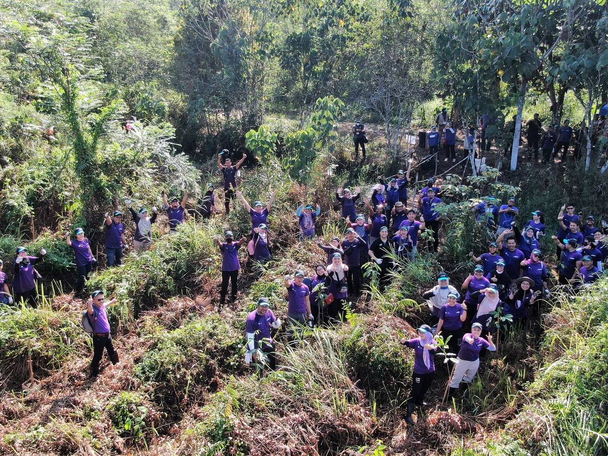 Walk4Trees volunteers at the Raja Musa Forest Reserve planting site.