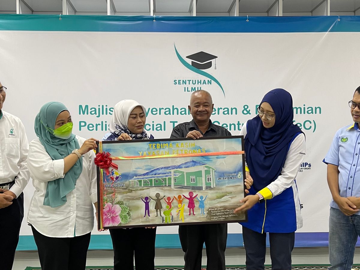 Zukifli Othman, Head of PETRONAS Central and Northern Region (far left), and Julika Ishak, Head of Planning and Services of Yayasan PETRONAS, receiving a token of appreciation from Nazmin Abdullah, Director of Perlis Special Teens Centre (PeSTeC) (second from right) with YB Rozieana Ahmad, Perlis State Executive Councillor of Education (centre, left), YB Nurulhisham Yaakob, Perlis State Executive Councillor of Agriculture (centre) and Rusdi Yahya, Deputy State Secretary (Development) of Perlis (far right).