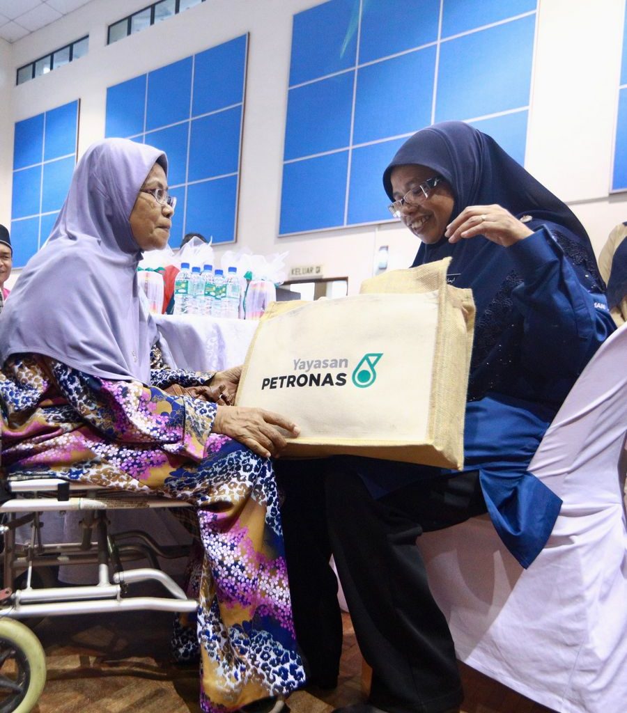 Yayasan PETRONAS Distributes Food Items in Johor under Memacu Kehidupan: Hari Raya Aidilfitri Programme