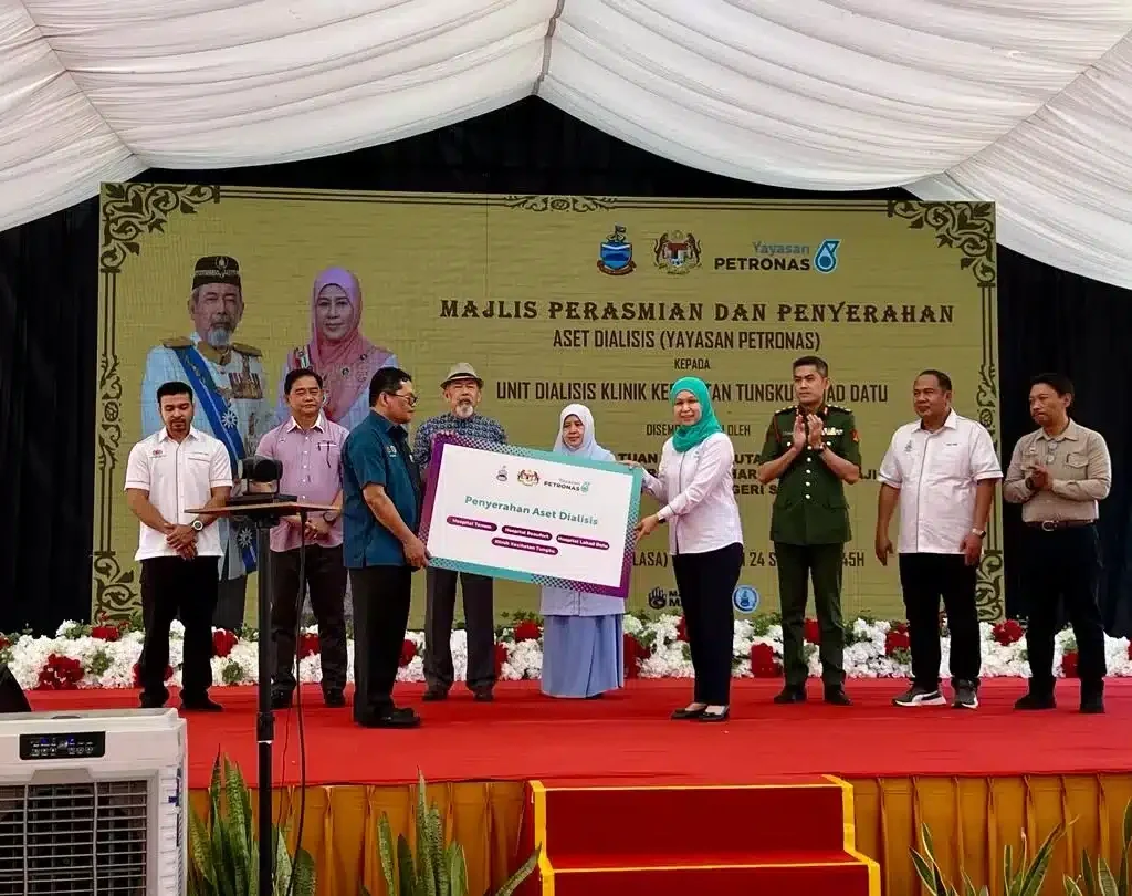 Yang Dipertua Negeri Of Sabah Graces Yayasan PETRONAS’ Handing Over Of Haemodialysis Equipment