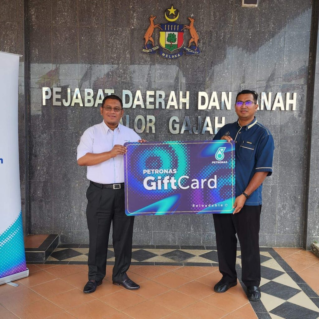 PETRONAS Sumbang Pakej Prihatin Kepada Mangsa Banjir di Masjid Tanah